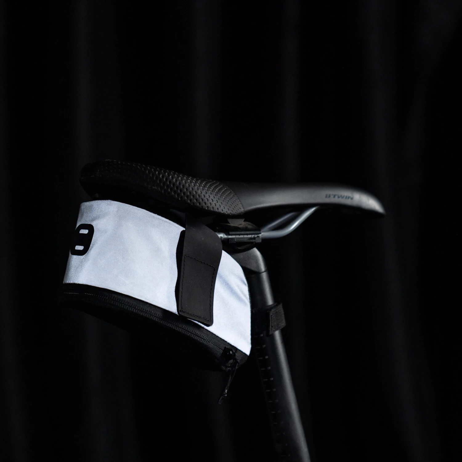 Decathlon Reflective Saddle Bag 0.6L Easy M 6 Decathlon Reflective Saddle Bag 0.6L Easy M - Image 4