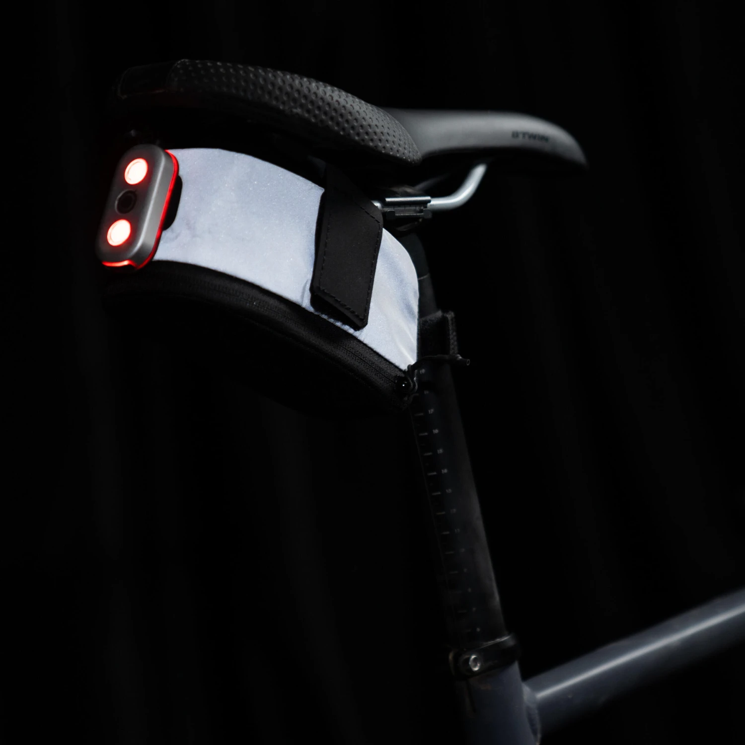 Decathlon Reflective Saddle Bag 0.6L Easy M 8 Decathlon Reflective Saddle Bag 0.6L Easy M - Image 6